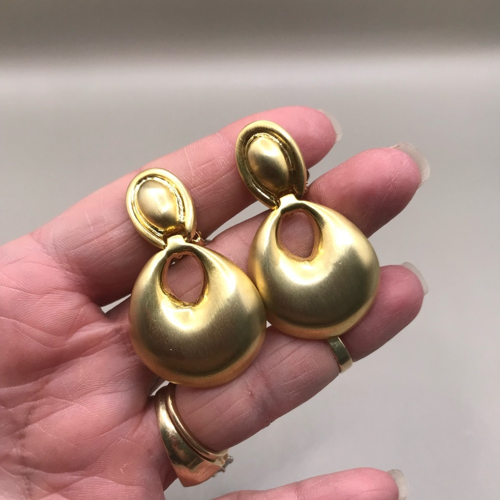 Vintage Gold-Tone Door Knocker Clip on Earrings - Picture 7 of 7